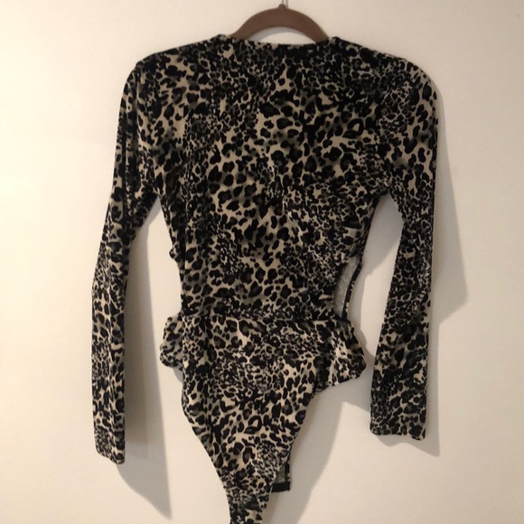 🖤BLACK AND WHITE LEOPARD PRINT BODYSUIT🖤 - Picture 3 of 6